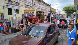 Deficiente é atropelado no Centro de Maceió e ambulantes agridem motorista