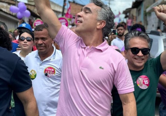 Dawison Calheiros participa de caminhada no Jacintinho ao lado de Rafael Brito