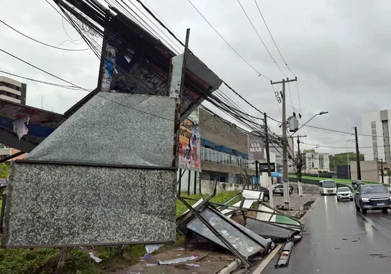 Parte de outdoor cai sobre fios na Álvaro Calheiros, na Jatiúca