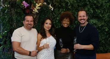 Isabel Fillardis e Well Aguiar prestigiam os 10 anos do salão de beleza Studio 70