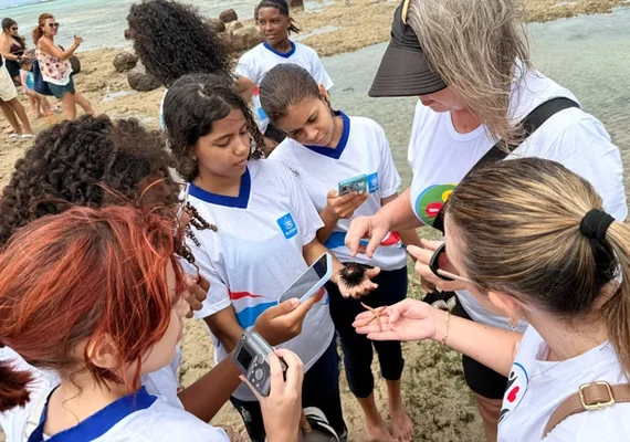 Caminhada ecológica transforma orla de Maceió em sala de aula