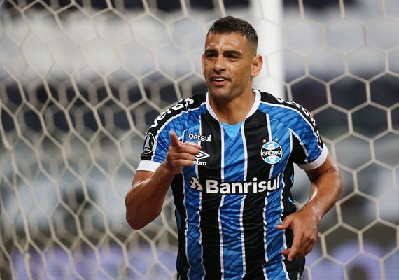 Diego Souza vira artilheiro do ano entre times da Série A