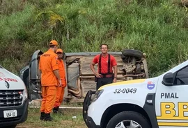 Idoso de 70 anos fica preso às ferragens após capotamento na AL-101 Norte
