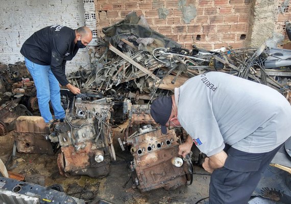 Polícia Civil apreende motores de carros roubados em ferro-velho