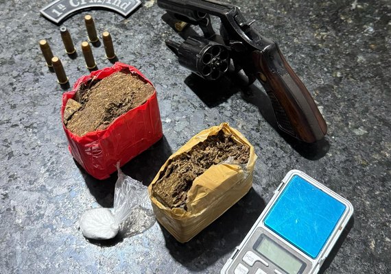 Dois homens são presos com armas e drogas em ações da Polícia Militar