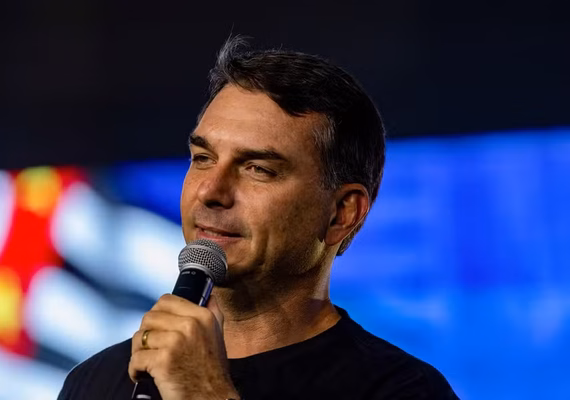 Novo tarifaço dos EUA gera críticas a Flávio Bolsonaro nas redes