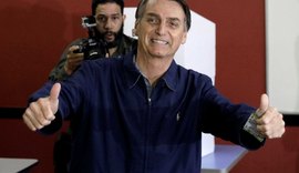 Católico, Bolsonaro investe em pauta evangélica e explode em segmento