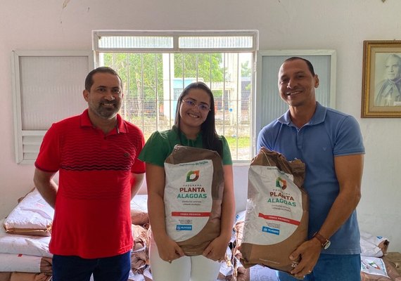 Agricultores de Penedo recebem sementes de feijão do Programa Planta Alagoas