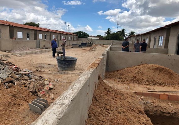 Seinfra vistoria andamento de obras de habitação em Carneiros