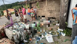 Caminhão de reciclagem tomba e deixa feridos na AL-105
