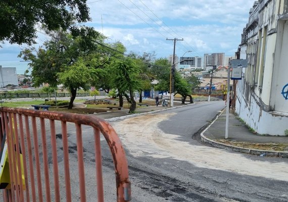 Carreta carregada de óleo diesel não consegue subir Ladeira da Catedral e interrompe trânsito