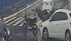 Motociclista é atingido por veículo e cai na pista no bairro do Poço