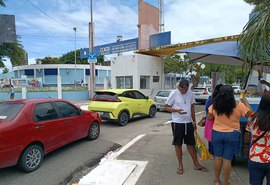 Cepa tem filas, movimento intenso e santinhos espalhados no Farol