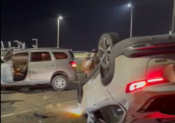 Colisão entre dois carros no Pontal da Barra deixa vítimas feridas e trânsito interrompido