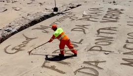 Gari viraliza ao escrever mensagens na areia da Praia de Ponta Verde
