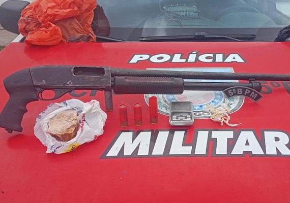 PM apreende arma e drogas em Maceió e Cajueiro