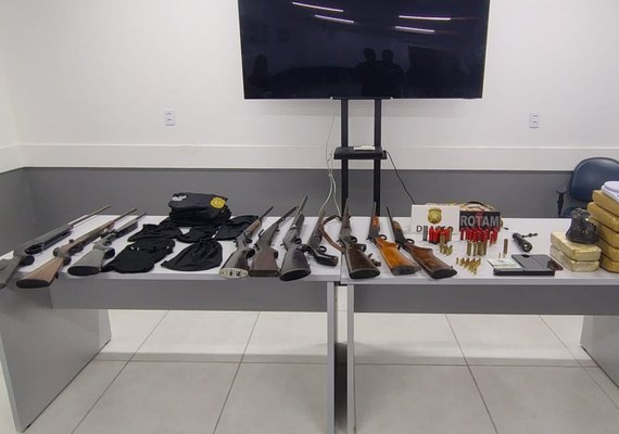 Operação apreende arsenal e drogas ligados ao Comando Vermelho em AL