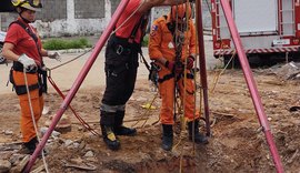 Bombeiros resgatam cachorro que caiu em fossa de 10 metros, no Pinheiro