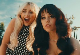 Sabrina Carpenter e Jenna Ortega se beijam em novo clipe; assista