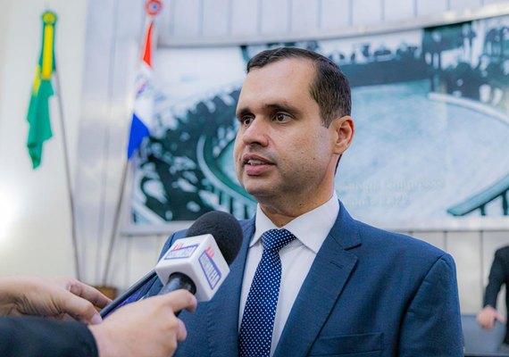 Projeto de Fernando Pereira que garante brinquedos adaptados em praças e parques é aprovado na ALE