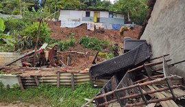Barreira desliza em cima de casa no bairro da Chã do Bebedouro
