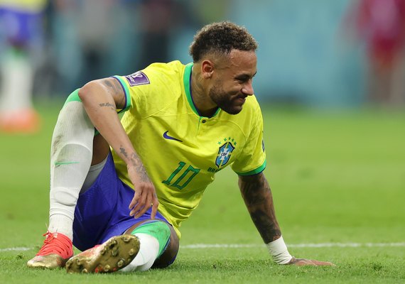 Neymar realiza exames em hospital para avaliar lesão