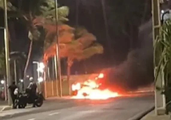 Carro é destruído por chamas no bairro Cruz das Almas, em Maceió