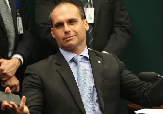 Filhos de Bolsonaro afirmam que a Folha cria intrigas em reportagem