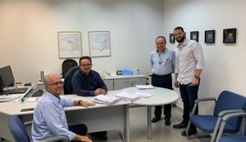 PREFEITO SE REÚNE COM A CAIXA PARA PAVIMENTAÇÃO DE RUAS EM ARAPIRACA