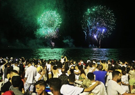 Maceioenses e turistas lotam a orla para festejar a chegada de 2019