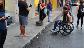 Lobão usa cadeira de rodas para denunciar falta de acessibilidade no Centro de Maceió