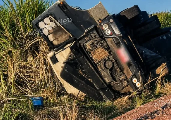 Caminhoneiro fica ferido após carreta tombar na BR-101 em AL