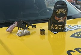 Jovem é preso com arma e drogas durante blitz em Maceió