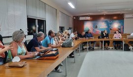 Servidores realizam protesto na cadeira gigante neste domingo (1)