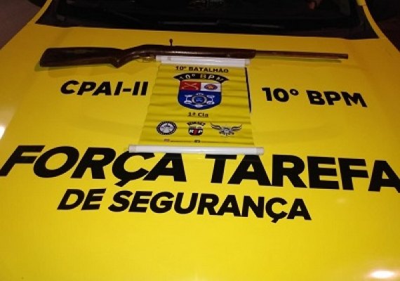 PM apreende arma de fogo e recupera moto roubada