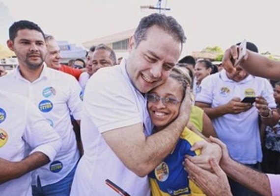Renan Filho percorre cidades da região Norte em carreata