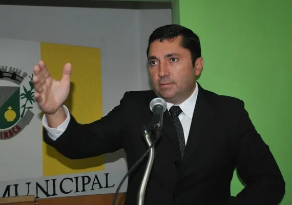 Nezinho x Nezinho: vereador irmão da vice-prefeita vota contra empréstimo para Arapiraca