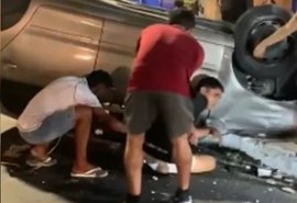 Carro capota e assusta motoristas na Durval de Góes Monteiro, em Maceió