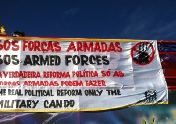 Grupos contrário e a favor da intervenção militar se enfrentam em Brasília