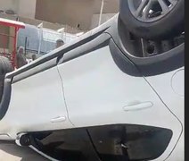 Vídeo: Carro capota no bairro do Benedito Bentes