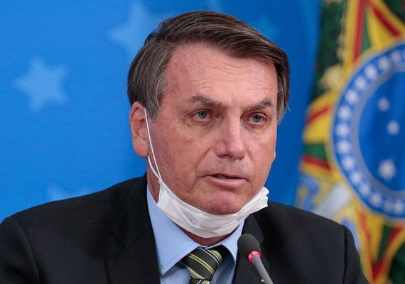 Bolsonaro enfatiza vacinação e critica isolamento em fala à TV