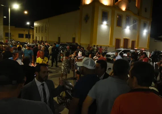 Com escolta policial, sessão sobre orçamento termina em tumulto no interior de Alagoas