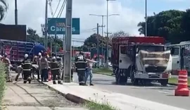 Caminhão com botijões de gás pega fogo na Durval de Góes Monteiro