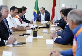 Prefeitos participam de reunião com Governador sobre retirada de óleo nas praias