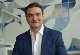 “Venha conhecer o azul de mar mais bonito do mundo”, diz ministro do Turismo, Celso Sabino