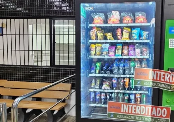 Máquina de venda automática é interditada por vender lanches vencidos em faculdade de Maceió
