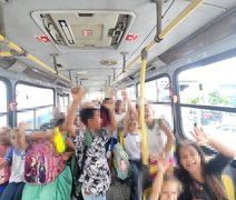 Maceió tem ônibus “dois em um” no transporte escolar: dois alunos em uma cadeira