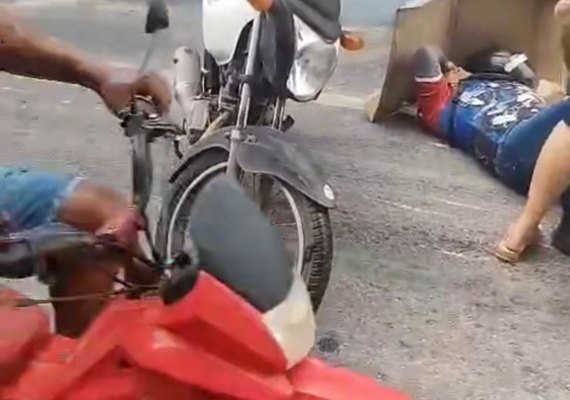 Vídeo: motociclistas sofrem quedas seguidas em via escorregadia no Benedito Bentes