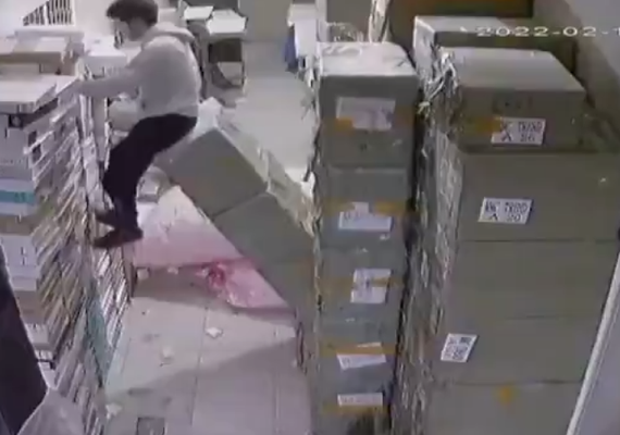 Vídeo: jovem distraído no celular cai em buraco e é salvo por pilha de caixas