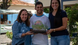 Prefeita distribui mudas de tomate híbrido para agricultores da Feira da Agricultura Familiar